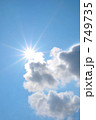 太陽と雲と青空、ソーラー発電イメージ
