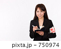 取材する女性ジャーナリスト