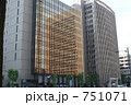 ビルに写ったビル
