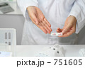 薬剤師　調剤薬局で薬の説明をする女性薬剤師 1