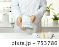 素材ナンバー 753786 : 「薬剤師　調剤薬局で薬の説明をする女性薬剤師　３」