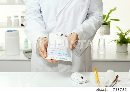 薬剤師 調剤薬局で薬の説明をする女性薬剤師 3 薬剤師 調剤薬局で薬の説明をする女性薬剤師 3