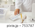薬剤師　調剤薬局で薬の説明をする女性薬剤師　４