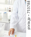 薬剤師　調剤薬局で薬の説明をする女性薬剤師　５