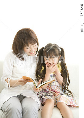 「女の子 人物 家族 若い 」の写真素材