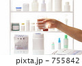 薬局　調剤薬局イメージ　水の入ったコップを持つ女性の手