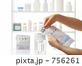 素材ナンバー 756261 : 「薬局　調剤薬局イメージ　薬袋からクスリを出して確認する女性の手」
