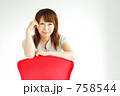 赤い椅子と女性