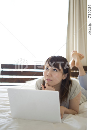 寝転ぶ 女性 ライフスタイル