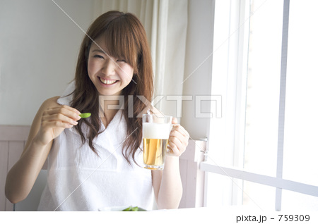 人物 ビール 女性