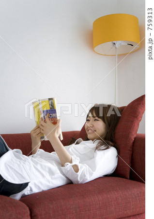 読書 寝転ぶ 女性