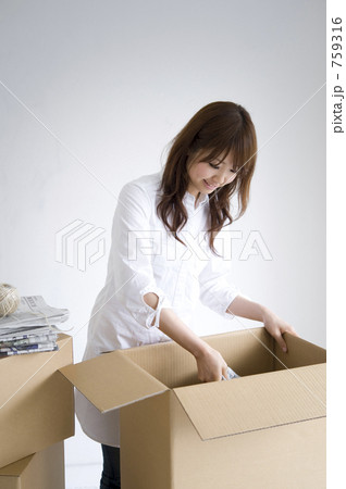 女性 荷造り 引っ越し