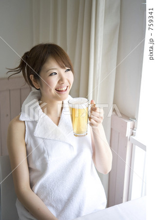 ビール 女性 かわいい