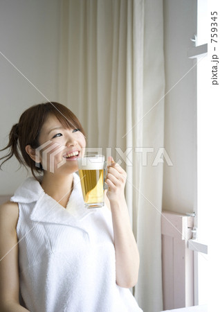 「ビール 女性 かわいい 」の写真素材 「ビール 女性 かわいい 」の写真素材