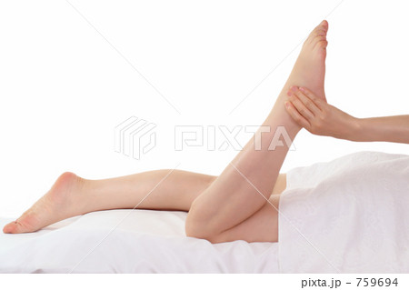 美容イメージ　女性の足とエステマッサージ