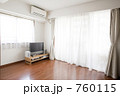 テレビだけある明るい部屋
