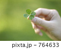 手 四つ葉 四つ葉のクローバー