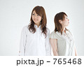 音楽を聴く女の子