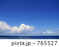 モルディブの海、空、青。浮かぶリゾート