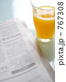 オレンジジュースと英字新聞