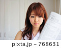 英字新聞を読む女性