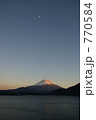 本栖湖から見た夕焼けの富士山と月