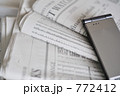 携帯と英字新聞