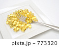 サプリメントを食べるイメージ（DHA／EPAカプセル）
