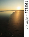 773561