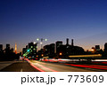 都会の夕暮れ