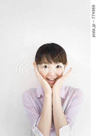 驚き 女性 茶髪