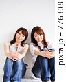 床に座る女性2人