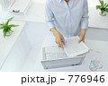 夏のオフィスシーン　ビジネスウーマンとPC