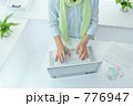 夏のオフィスシーン　ビジネスウーマンとPC
