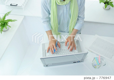 夏のオフィスシーン　ビジネスウーマンとPC