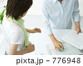 夏のオフィスシーン　ビジネスウーマンとPC