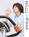 トレーニングする男性