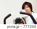 トレーニングする男性