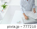 夏のオフィスシーン　ビジネスウーマンとPC