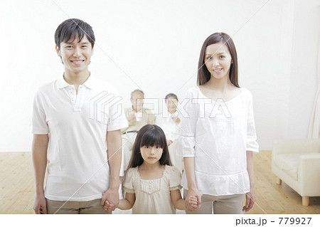 「三世代 シニア 娘 幼児 」の写真素材