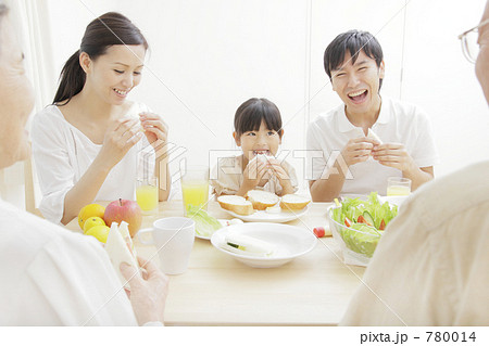 「三世代 人物 60代 日本人 」の写真素材