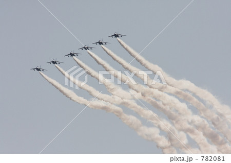 ブルーインパルス 青空 飛行機