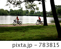 公園で自転車遊び