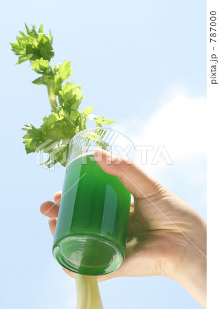 ドリンク(野菜ジュース)を持つ女性の手と空 ドリンク(野菜ジュース)を持つ女性の手と空