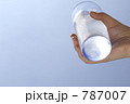 ドリンク（水）を持つ女性の手と空