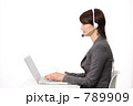 インカムをつけた女性