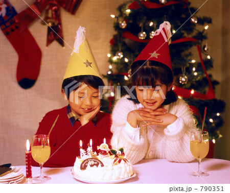 「クリスマスケーキと姉弟」の写真素材 「クリスマスケーキと姉弟」の写真素材