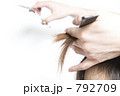 792709