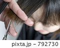 792730
