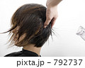 792737